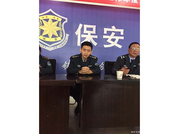 新當(dāng)選的工會委員、公司副總經(jīng)理姚毅在主席臺上