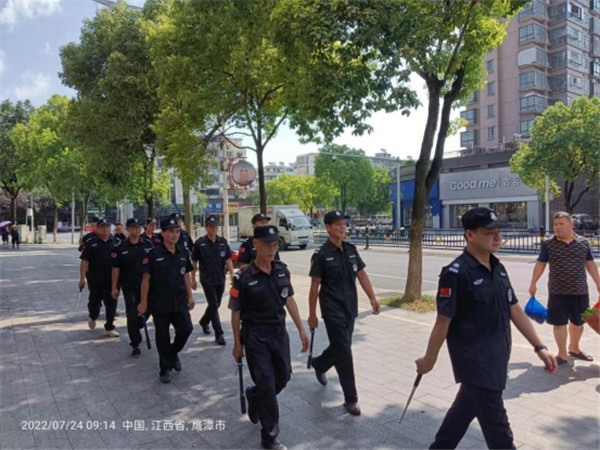 公共場所巡邏—為響應(yīng)公安機關(guān)號召，我公司積極參與公安機關(guān)夏季治安打擊整治“百日行動”，派出保安巡邏隊，冒著酷暑，深入社區(qū)走向街面、集市巡邏，為創(chuàng)造安全穩(wěn)定的社會環(huán)境履職盡責(zé)。